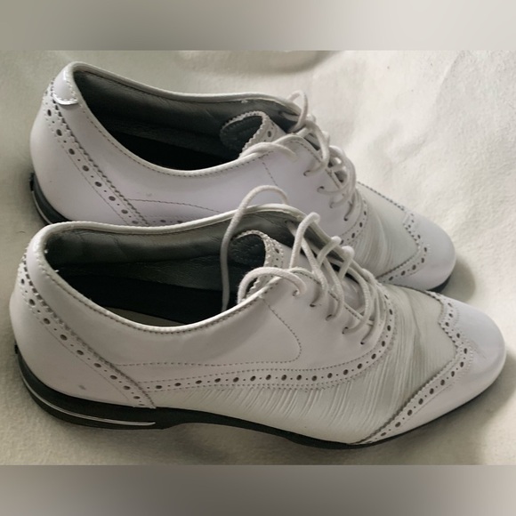 FootJoy Tailored Wingtip Spikeless Golf Shoes Womens Size 10 M White Black 91686 - Picture 4 of 16